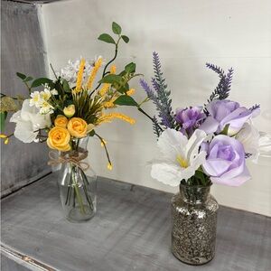 Set of Two Floral Arrangements in Glass Vases